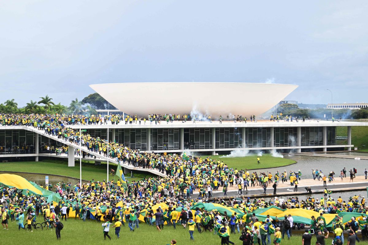 Cientos de partidarios de Bolsonaro invaden el Congreso de Brasil