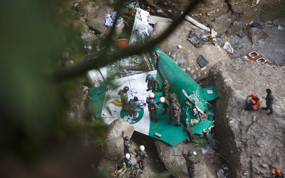 Continúa búsqueda de víctimas del accidente aéreo en Nepal