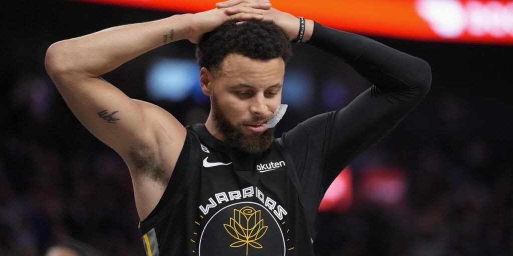 Curry vuelve en la derrota más dura de los Warriors