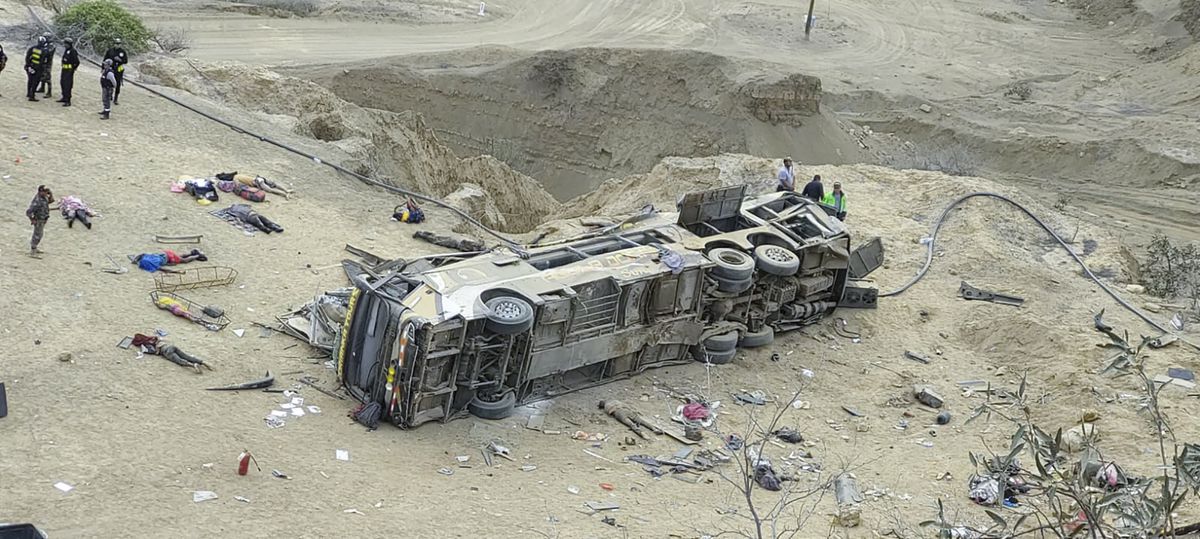 Desgracia en Perú: ómnibus cayó al abismo en Piura y murieron 26 pasajeros