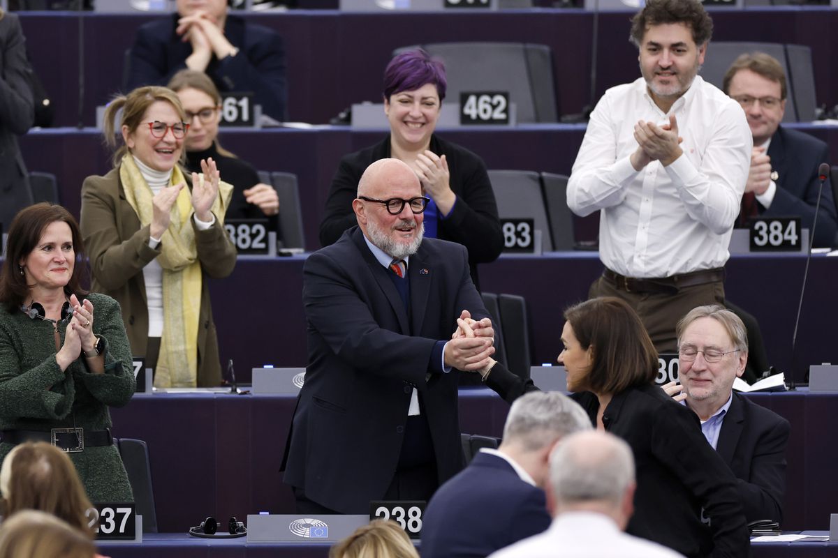 El Parlamento Europeo elige a un socialista luxemburgués en sustitución de la exvicepresidenta Kaili, imputada por el ‘Qatargate’