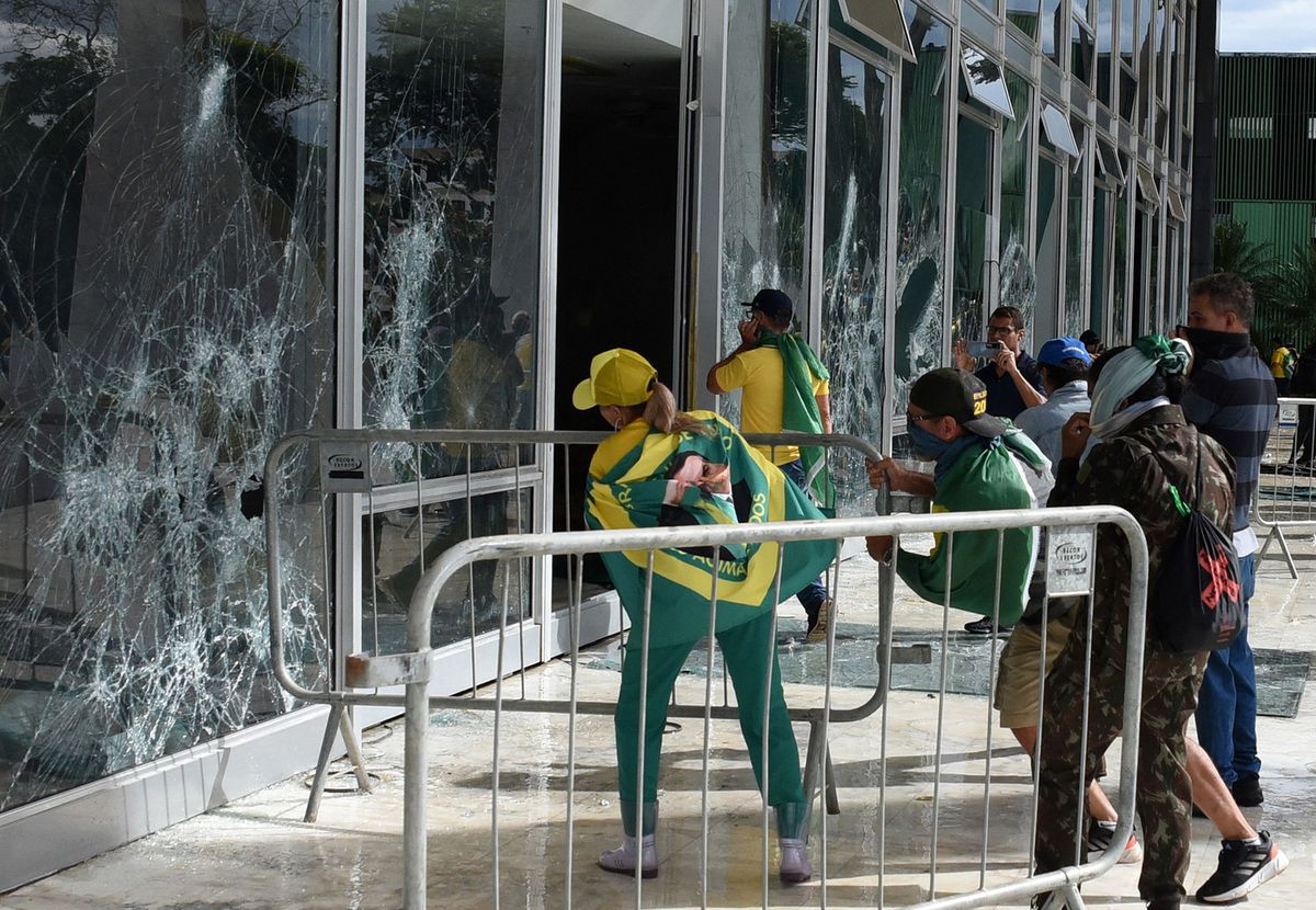 El asalto en Brasilia coloca a Bolsonaro en la mira de la justicia; y a Lula, ante una oportunidad de unir al país