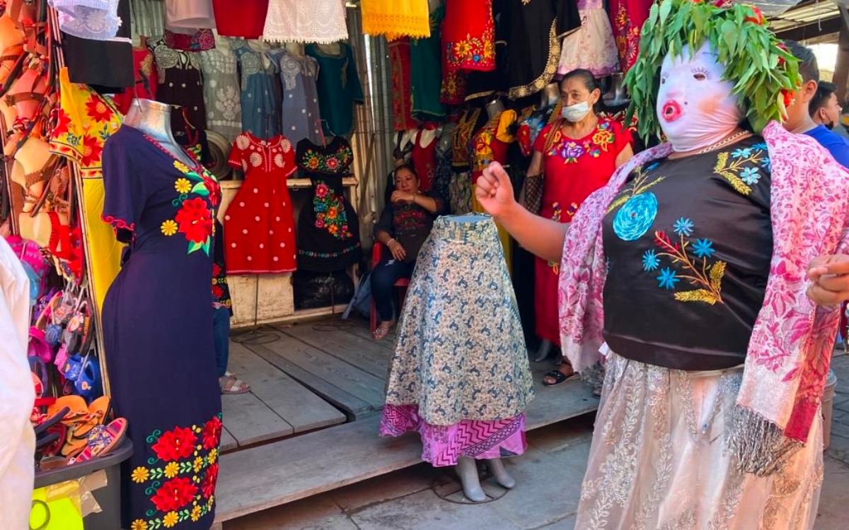‘El baile del viejo’, tradición que no muere en Juchitán, Oaxaca