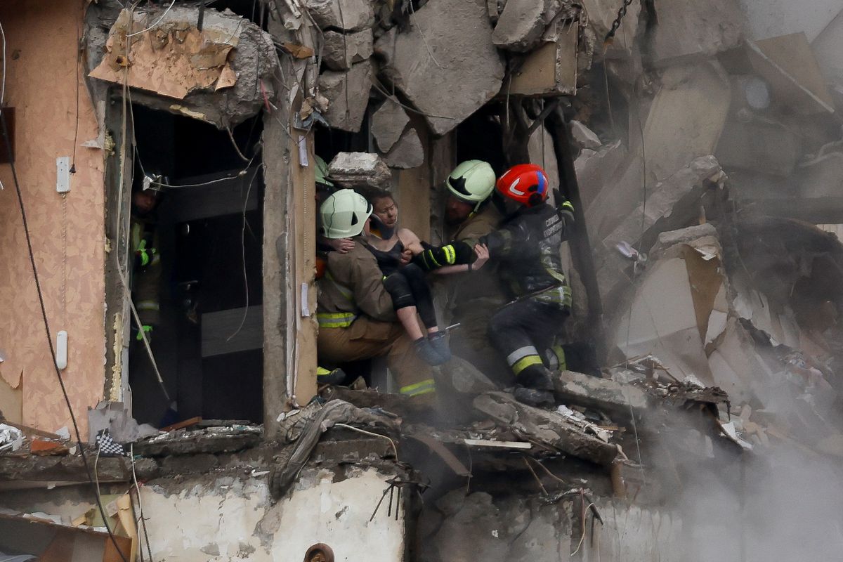 El bombardeo de un edificio de viviendas en Dnipró causa una treintena de muertos