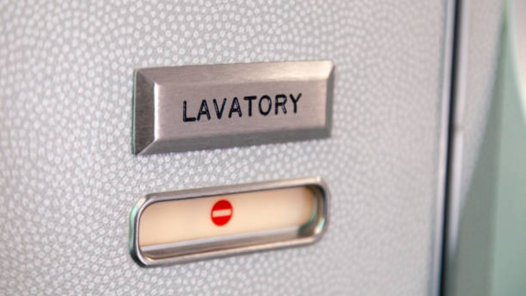 El botón secreto en el baño de los aviones y que seguro no conocías