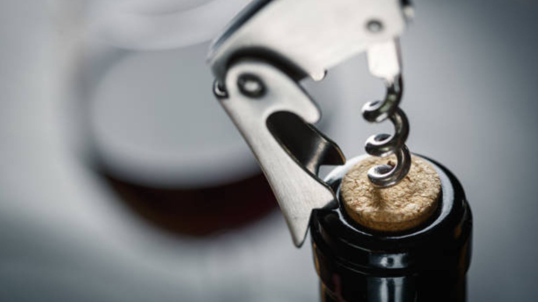El nuevo truco para abrir las botellas de vino que se ha viralizado en Instragram y podrías ser peligroso
