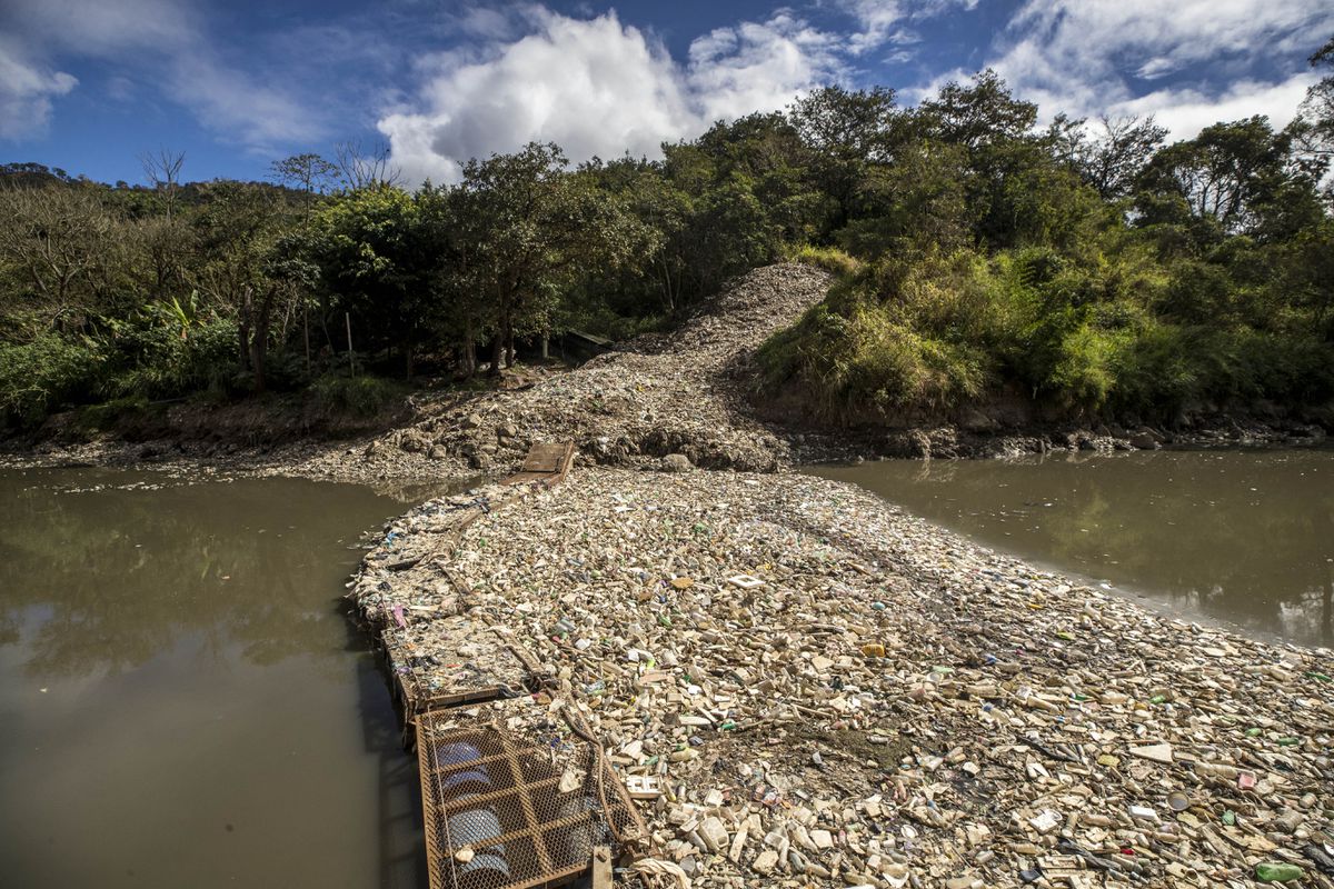 El proyecto comunitario que limpia más de 300 toneladas de residuos en Guatemala
