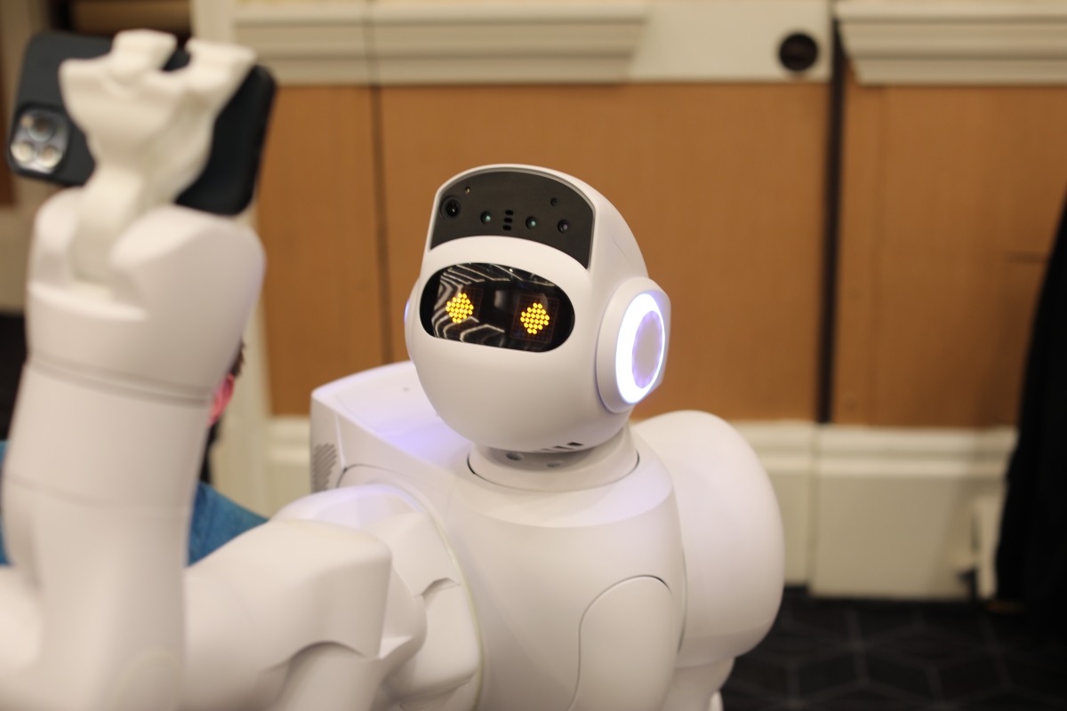 El robot Aeo está diseñado para patrullar y desinfectar hospitales