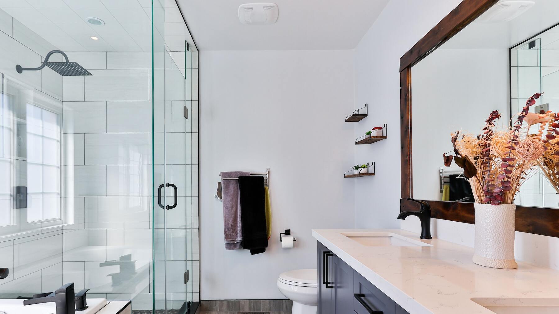 El truco más sencillo y efectivo para eliminar las marcas de agua del espejo del baño