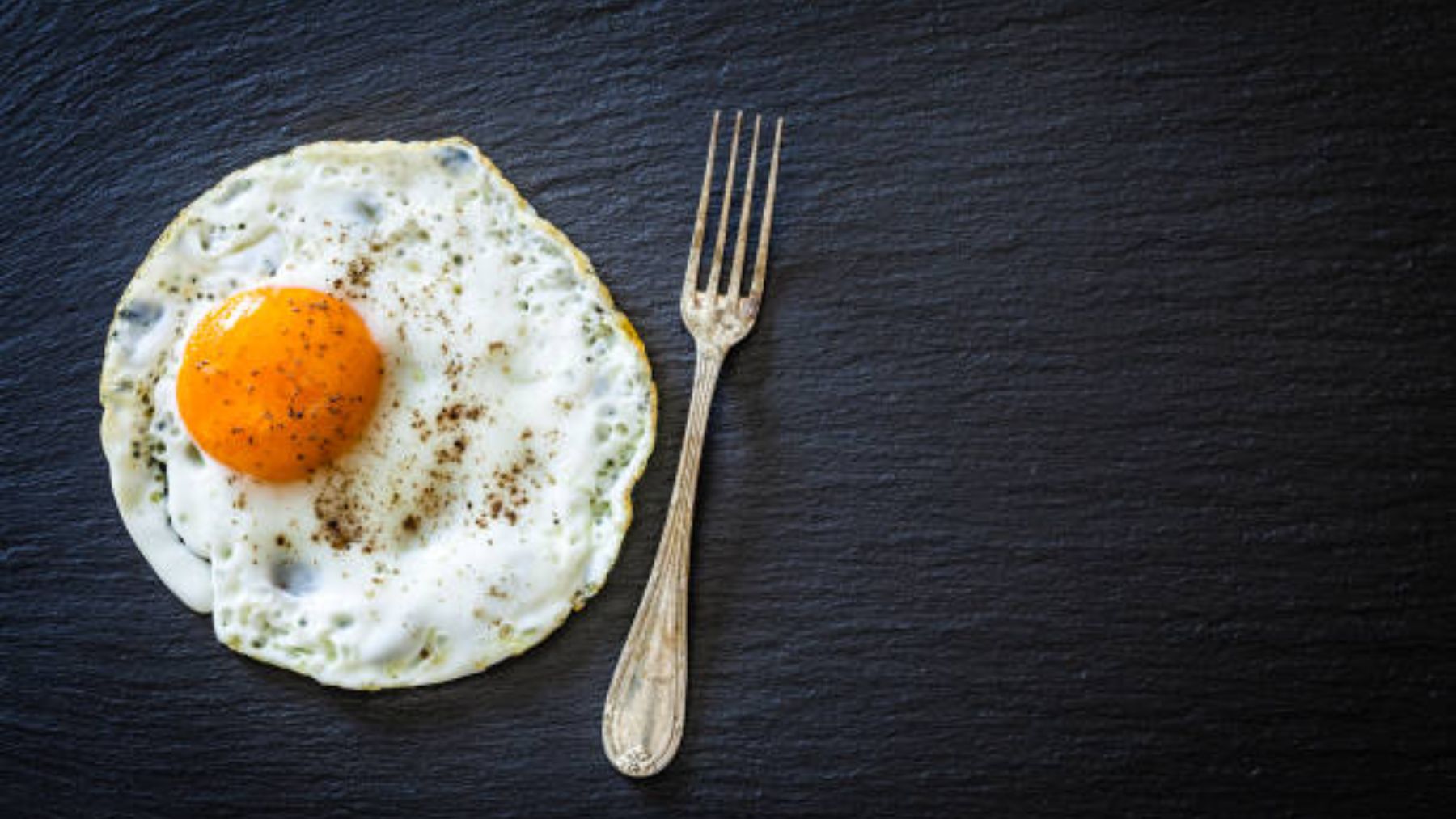 El truco viral para conseguir un huevo frito perfectamente redondo