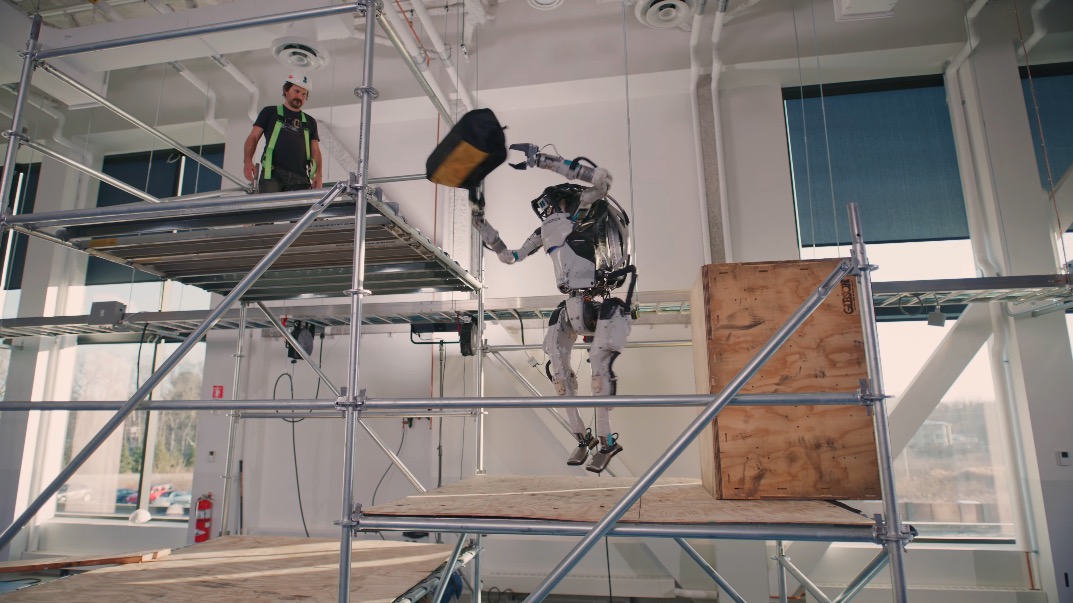 El último video de Atlas de Boston Dynamics demuestra un robot que corre, salta y ahora, agarra y lanza