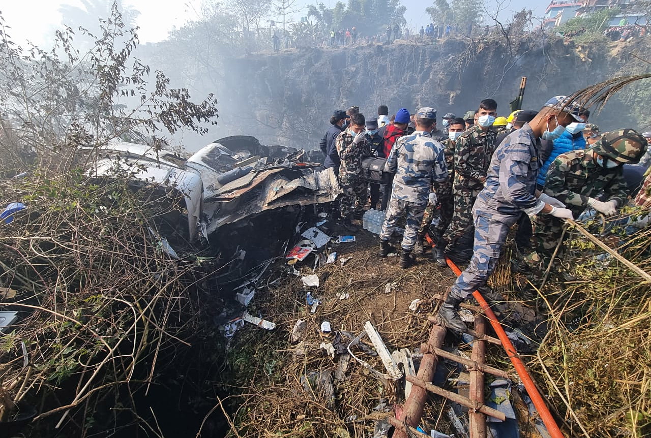 Elevan a 60 los muertos tras accidente aéreo con 72 pasajeros en Nepal