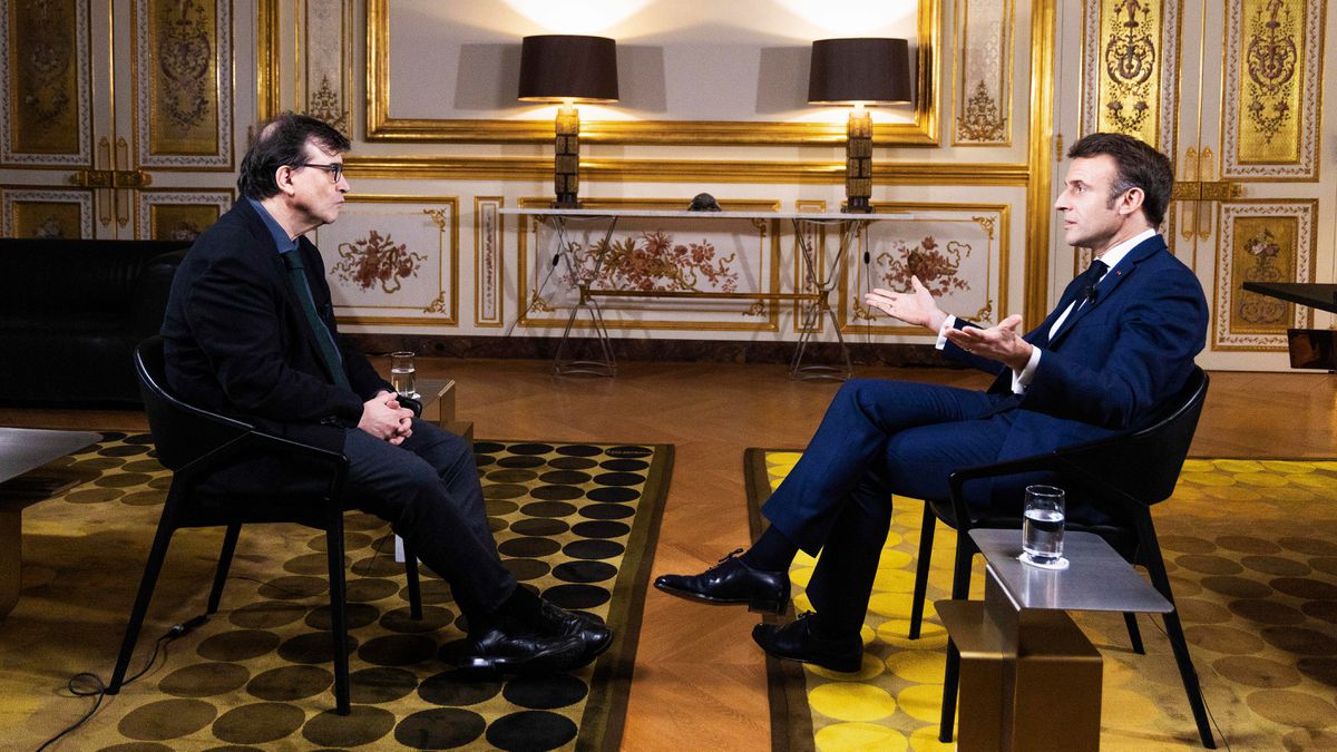 Emmanuel Macron, a Javier Cercas: “Hay una crisis inédita por la guerra. La respuesta es una Europa poderosa”