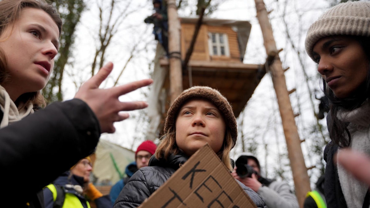 En vilo y por la fuerza: policía de Alemania se lleva a Greta Thunberg