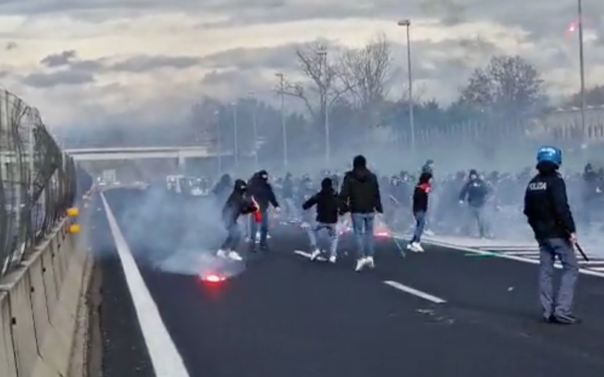 Enfrentamiento entre hinchas de Roma y Nápoles desata caos en autopista | Video