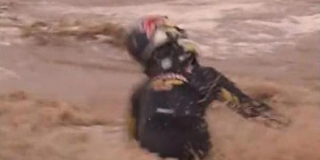 Espeluznante: ¡Pilotos sufriendo por cruzar un río que se formó por la lluvia!