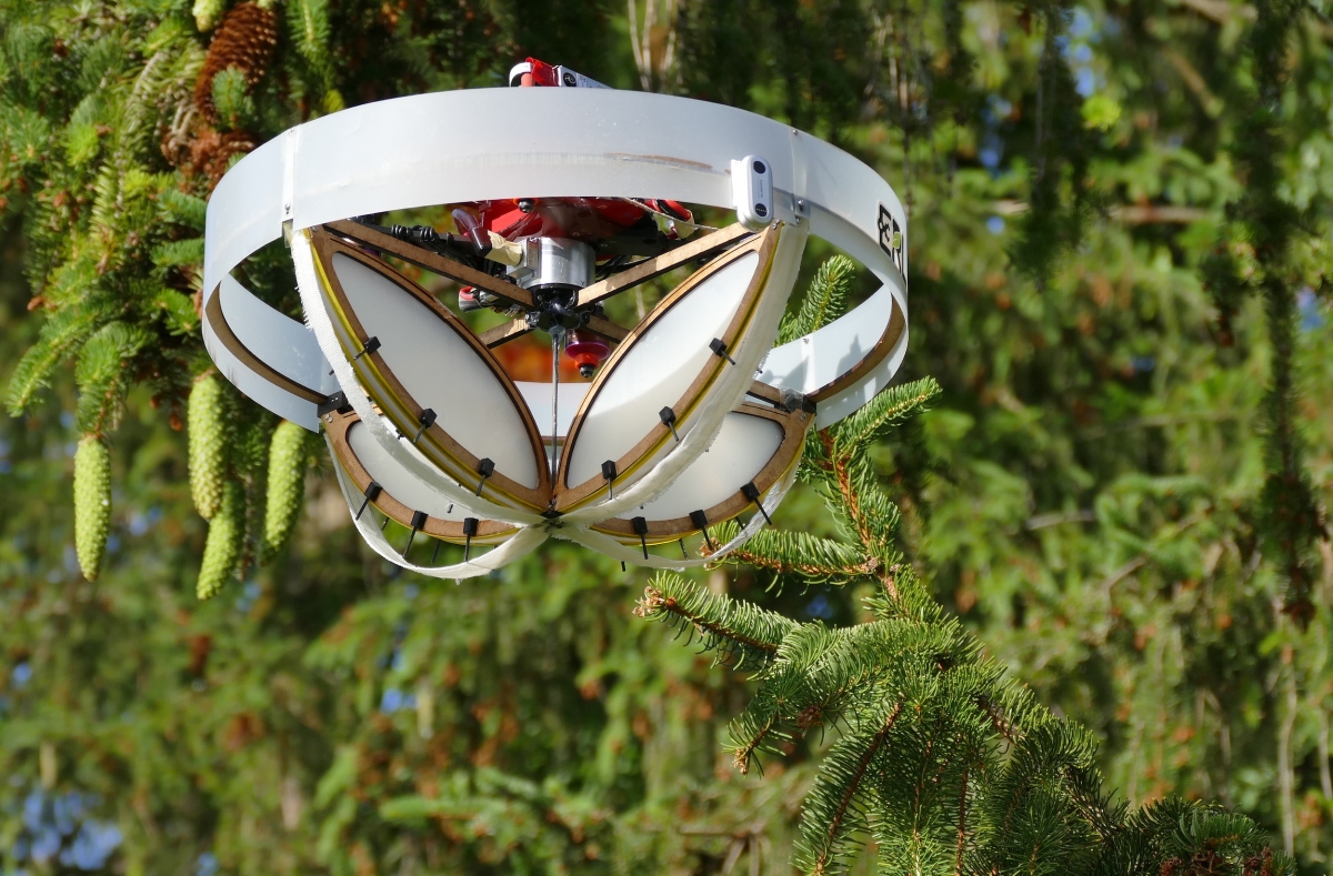 Este gentil dron recolecta ADN suelto de las ramas de los árboles que se balancean