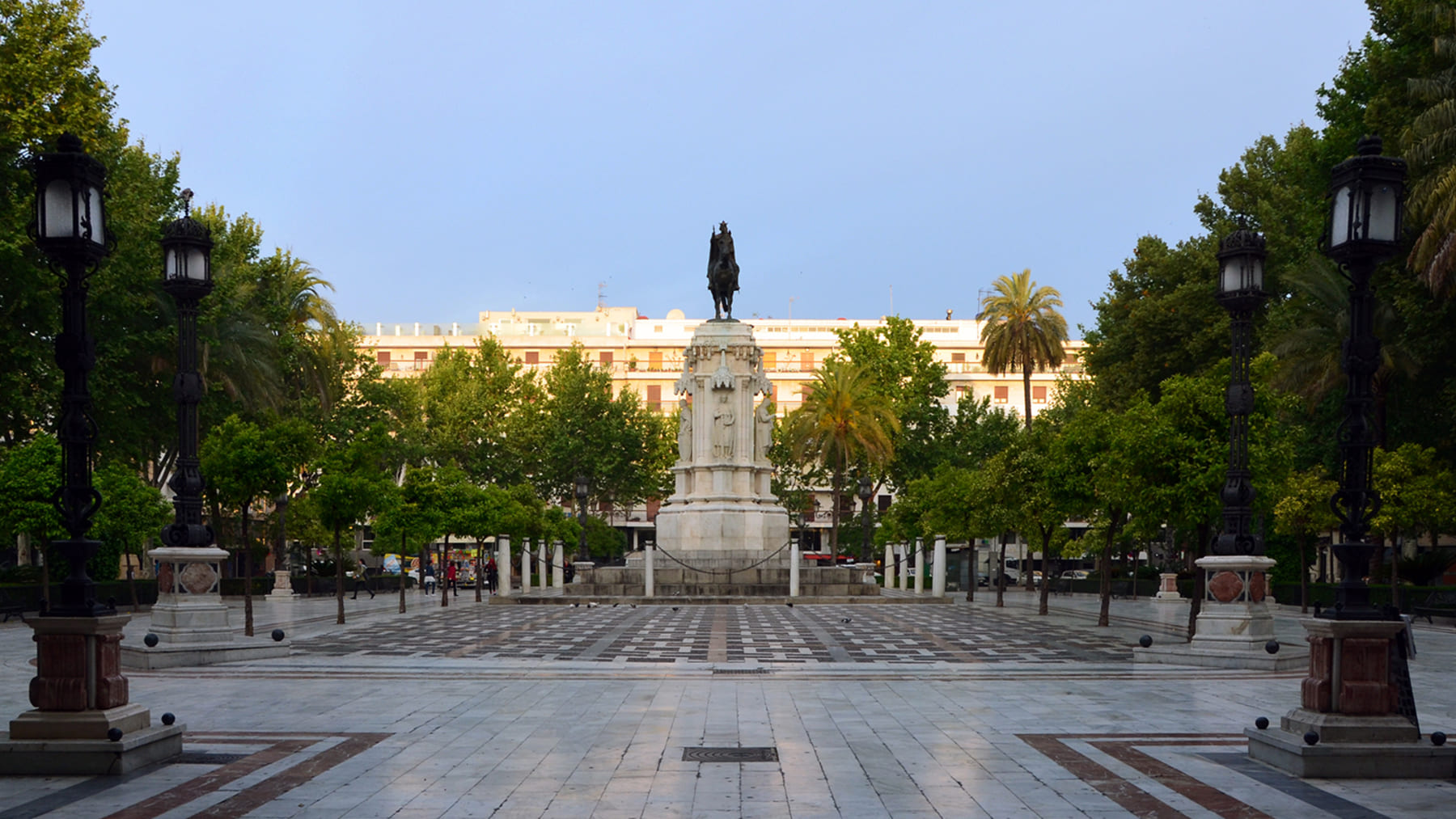 Estos son los monumentos ocultos de la Plaza Nueva de Sevilla que debes visitar