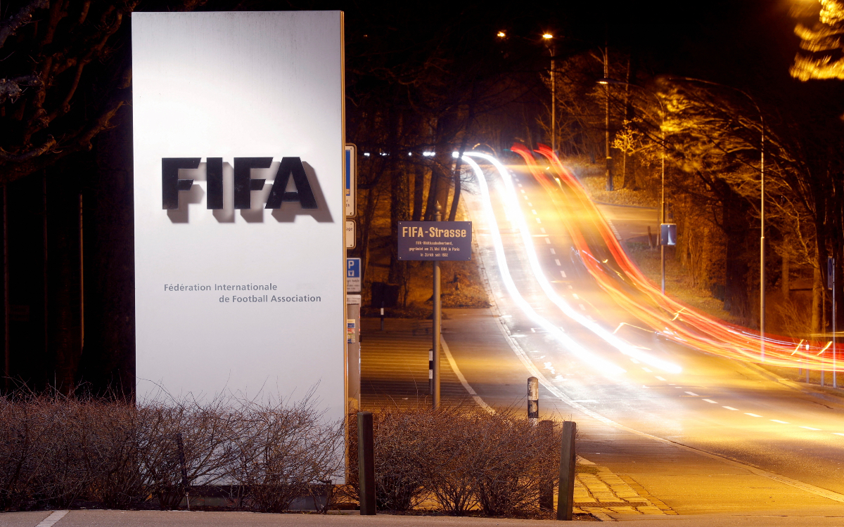 Diez federaciones piden a la FIFA que compense a trabajadores de Catar