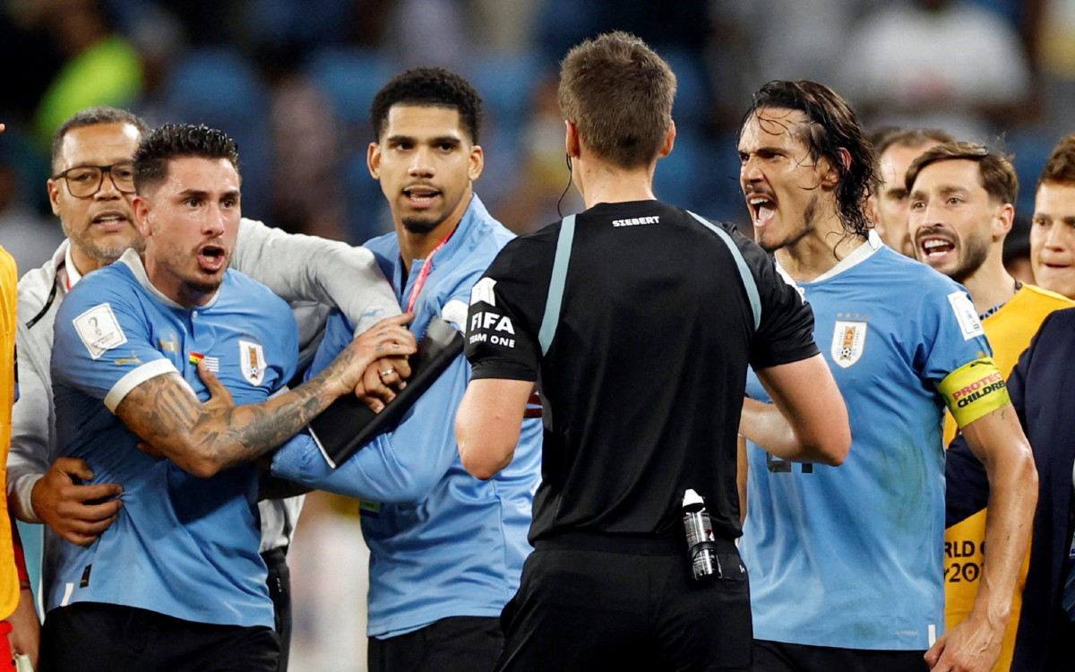 FIFA sanciona a cuatro futbolistas uruguayos por incidentes en el Mundial