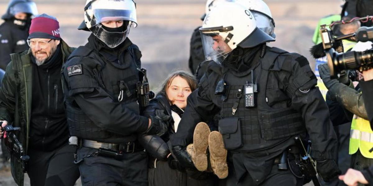 Greta Thunberg, desalojada a la fuerza por la policía tras protestar contra una mina en Alemania