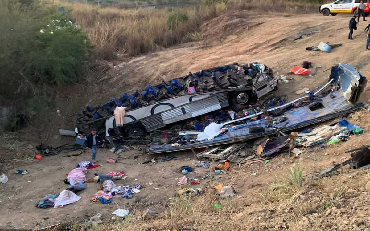 Hay solo 1 turista identificado entre los 15 muertos por volcadura de autobús en Nayarit