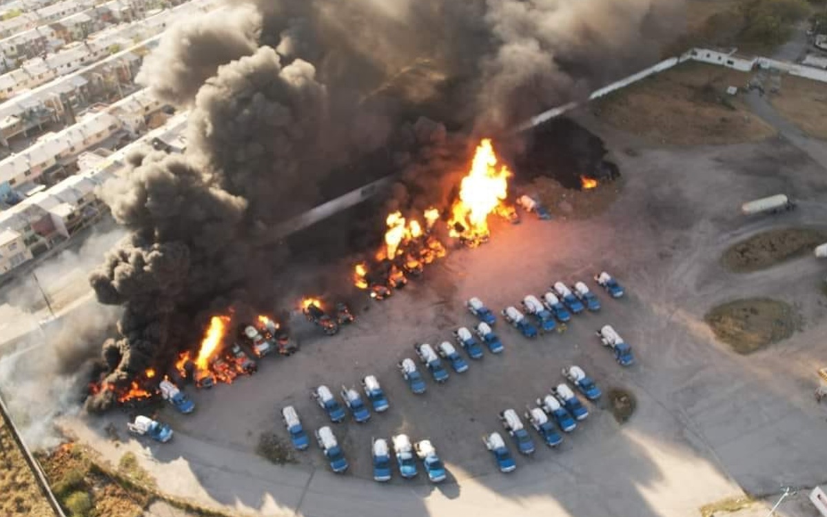 Incendio consume 16 pipas de gas y un camión en Nuevo León | Video