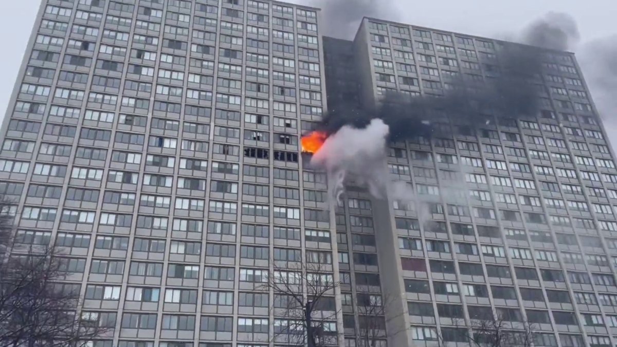 Incendio en edificio de Chicago deja al menos un muerto y varios heridos