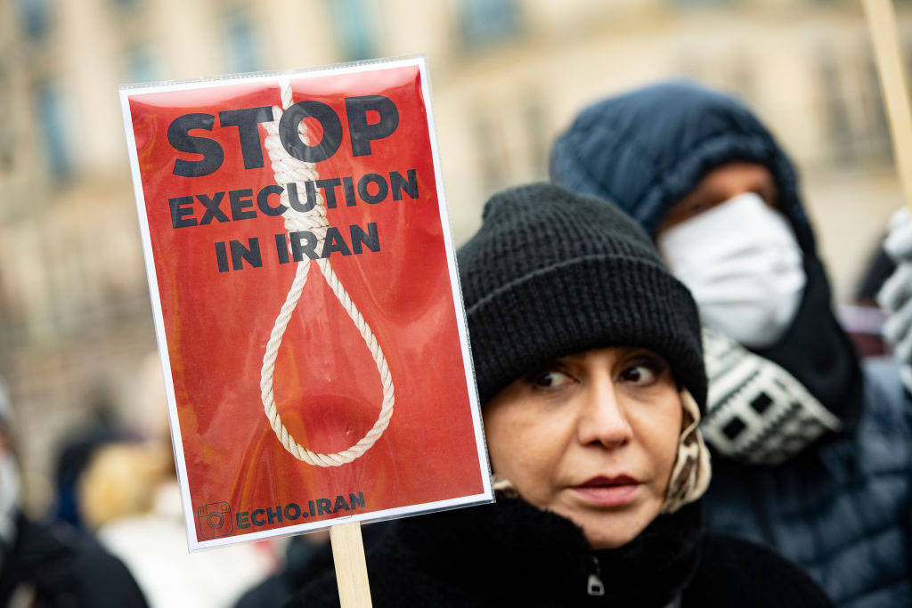 Irán ejecuta a dos hombres arrestados durante las multitudinarias protestas