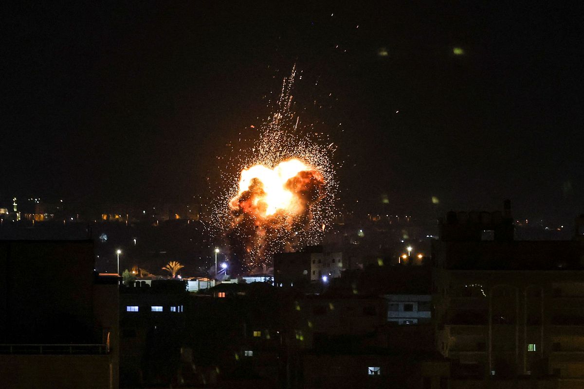 Israel bombardea Gaza y milicianos palestinos lanzan cohetes tras la letal redada en Cisjordania