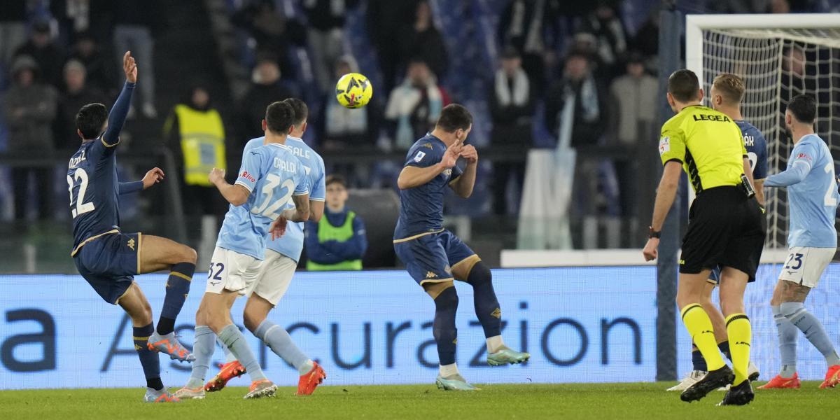 La Lazio saca un polémico empate ante una Fiorentina sobresaliente