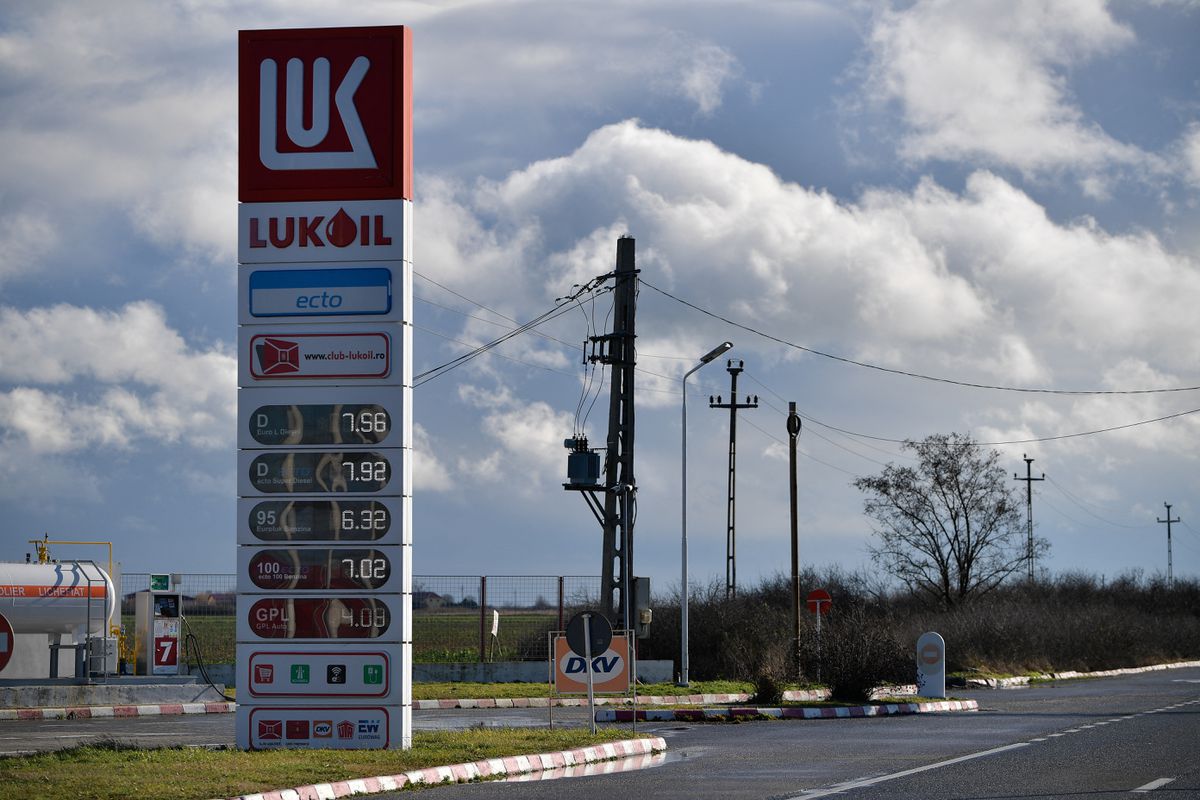 La UE y el G-7 estudian imponer un límite al precio de los derivados del petróleo ruso