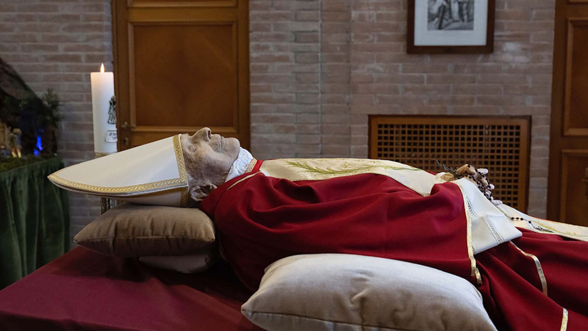 La capilla ardiente de Benedicto XVI abre para el último adiós de los fieles