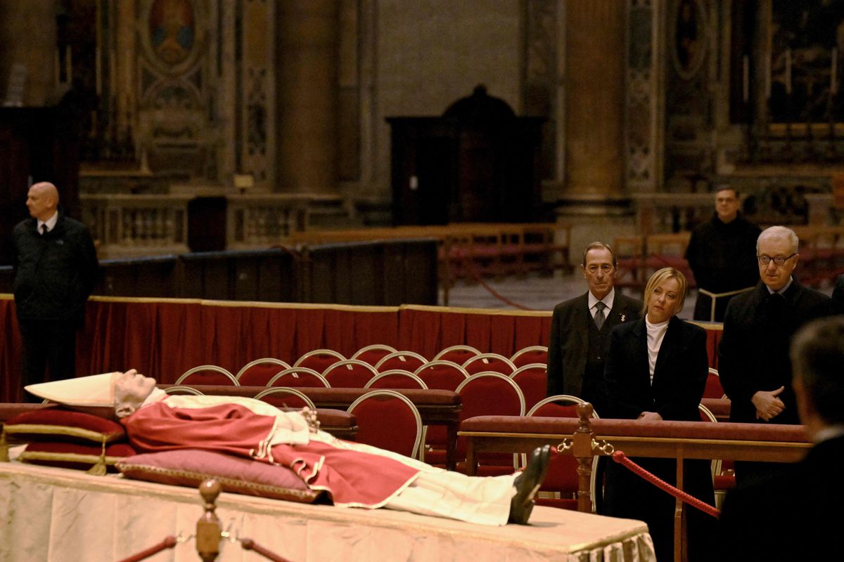 La capilla ardiente de Benedicto XVI se abre para el último adiós de los fieles
