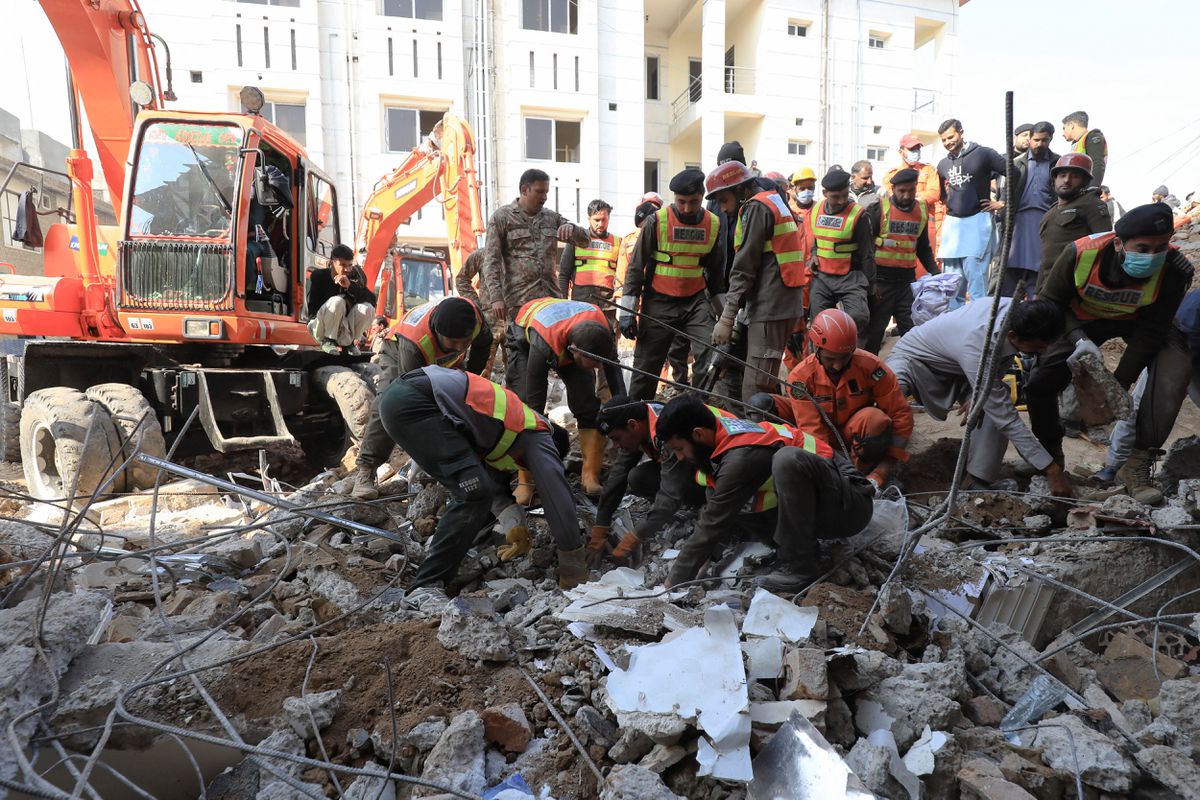 La cifra de muertos en Pakistán por el atentado suicida en una mezquita aumenta a 93