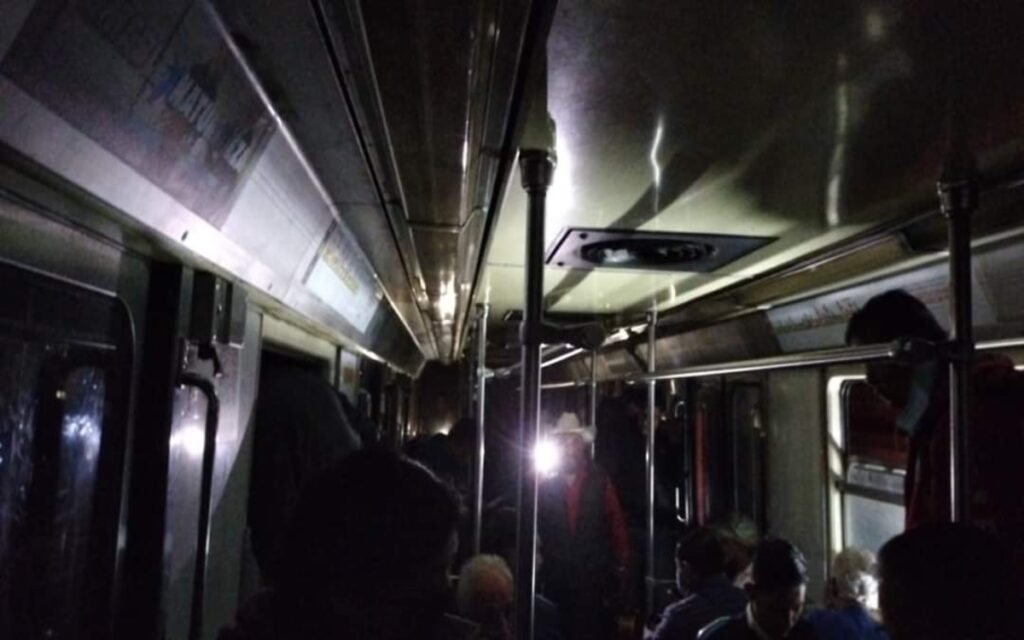 'La conductora cruzó entre vagones': así reportaron trabajadoras del Metro choque en Línea 3