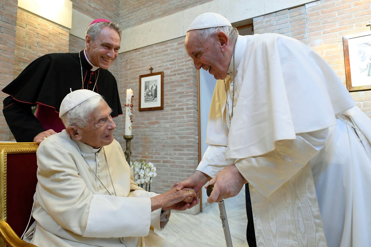 La muerte de Ratzinger allana el camino de la renuncia de Francisco