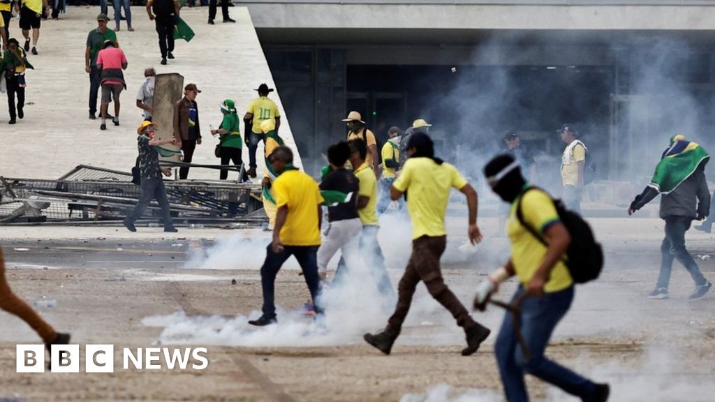 La policía brasileña lanza gases lacrimógenos contra los simpatizantes de Bolsonaro