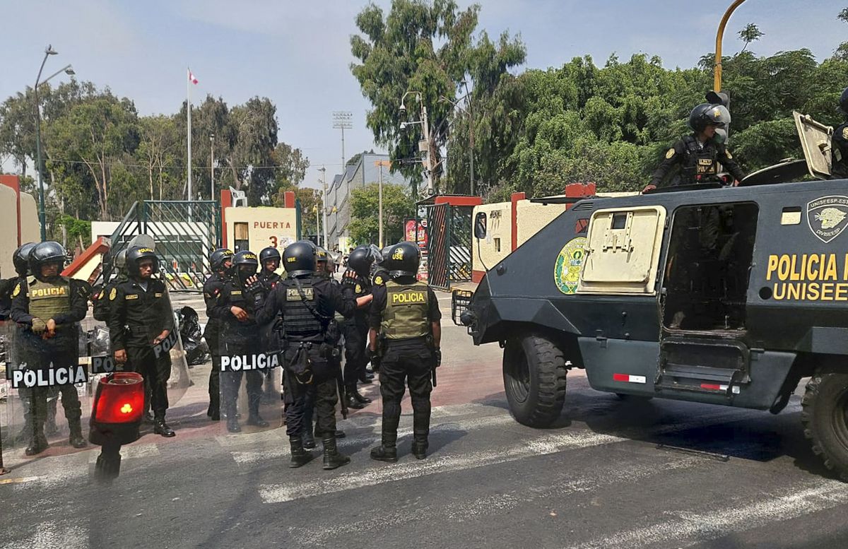 La policía peruana entra en la principal universidad de Lima para detener a los manifestantes acampados