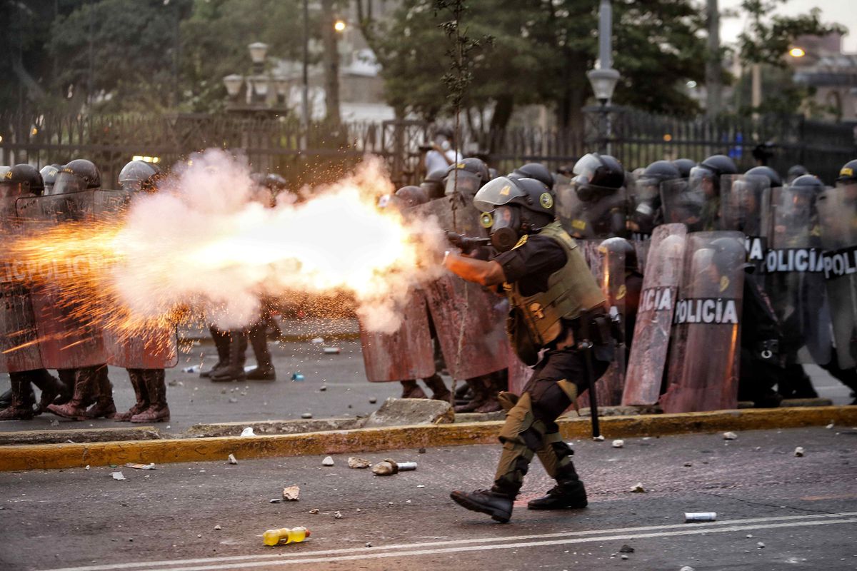 La represión policial se cobra su primer muerto en Lima