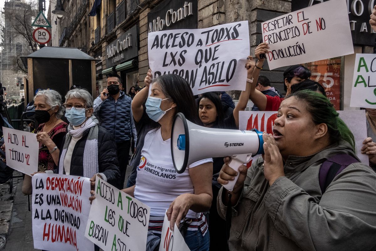 Las protestas contra las políticas migratorias de EE UU se cruzan en el camino de Biden por México