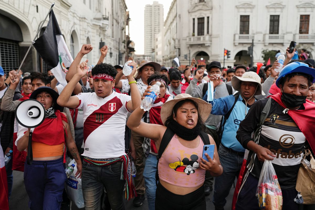 Las protestas redoblan su desafío al Gobierno de Perú con la llegada de nuevos contingentes a Lima