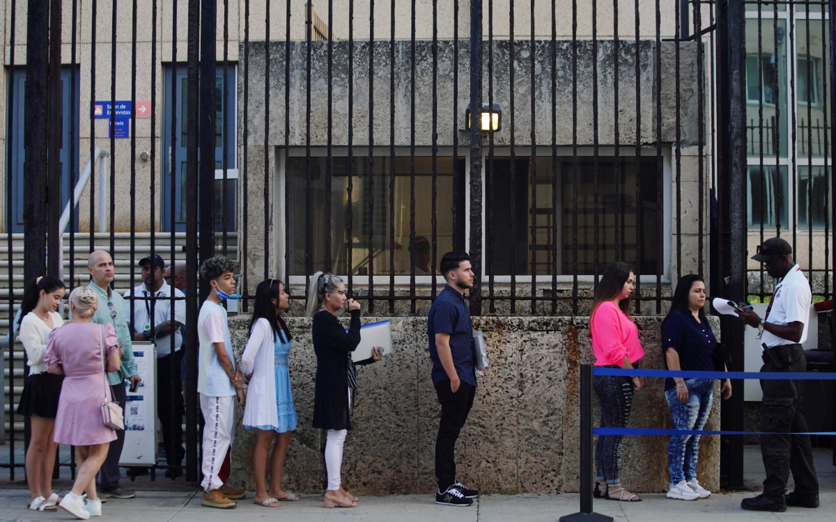‘Lo logramos’: Cubanos celebran reanudación de visas en embajada de EU