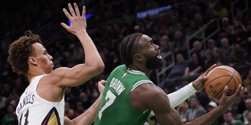 Los Celtics ganan con 72 puntos de Brown y Tatum