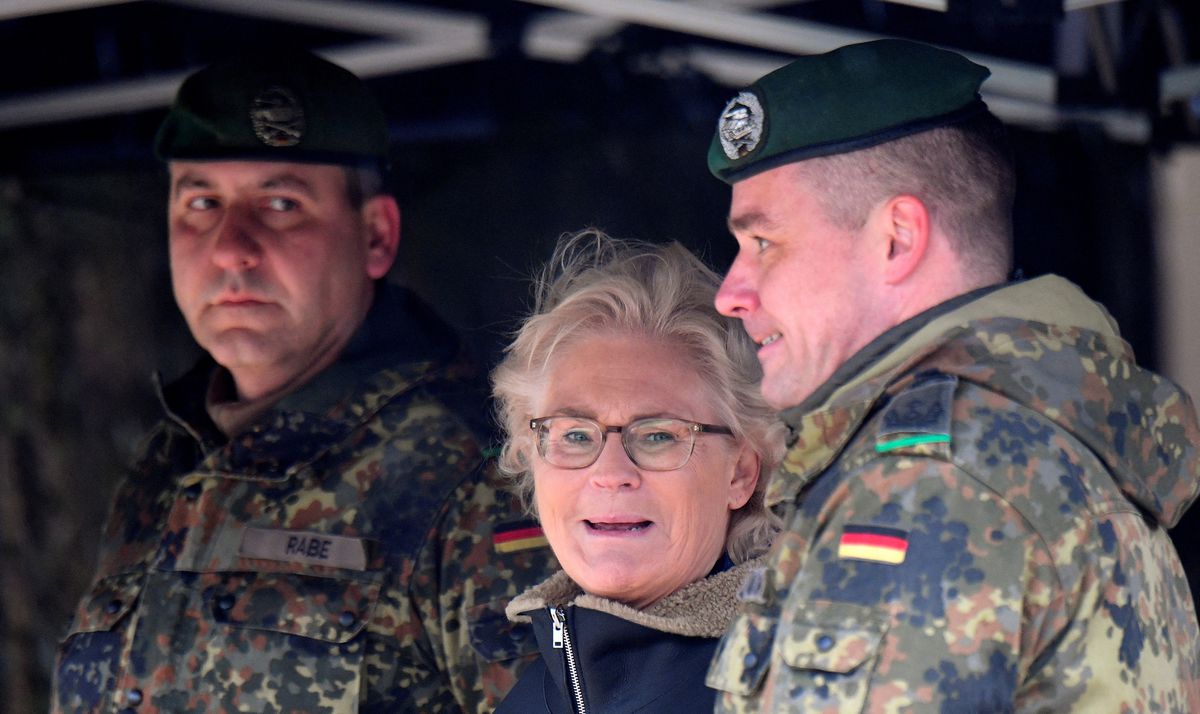 Los errores y polémicas de la ministra de Defensa alemana la sitúan al borde de la dimisión en plena guerra de Ucrania