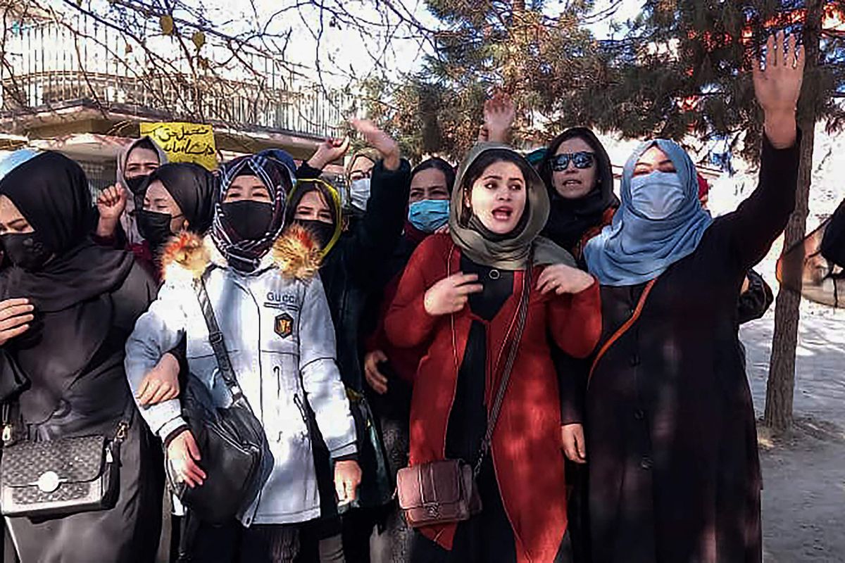 Los talibanes acosan a universitarias afganas en sus casas para forzarlas al matrimonio: “Tiraron a mi padre como a un animal”