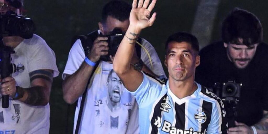 Luis Suárez, aclamado en Porto Alegre: "Prometo títulos"
