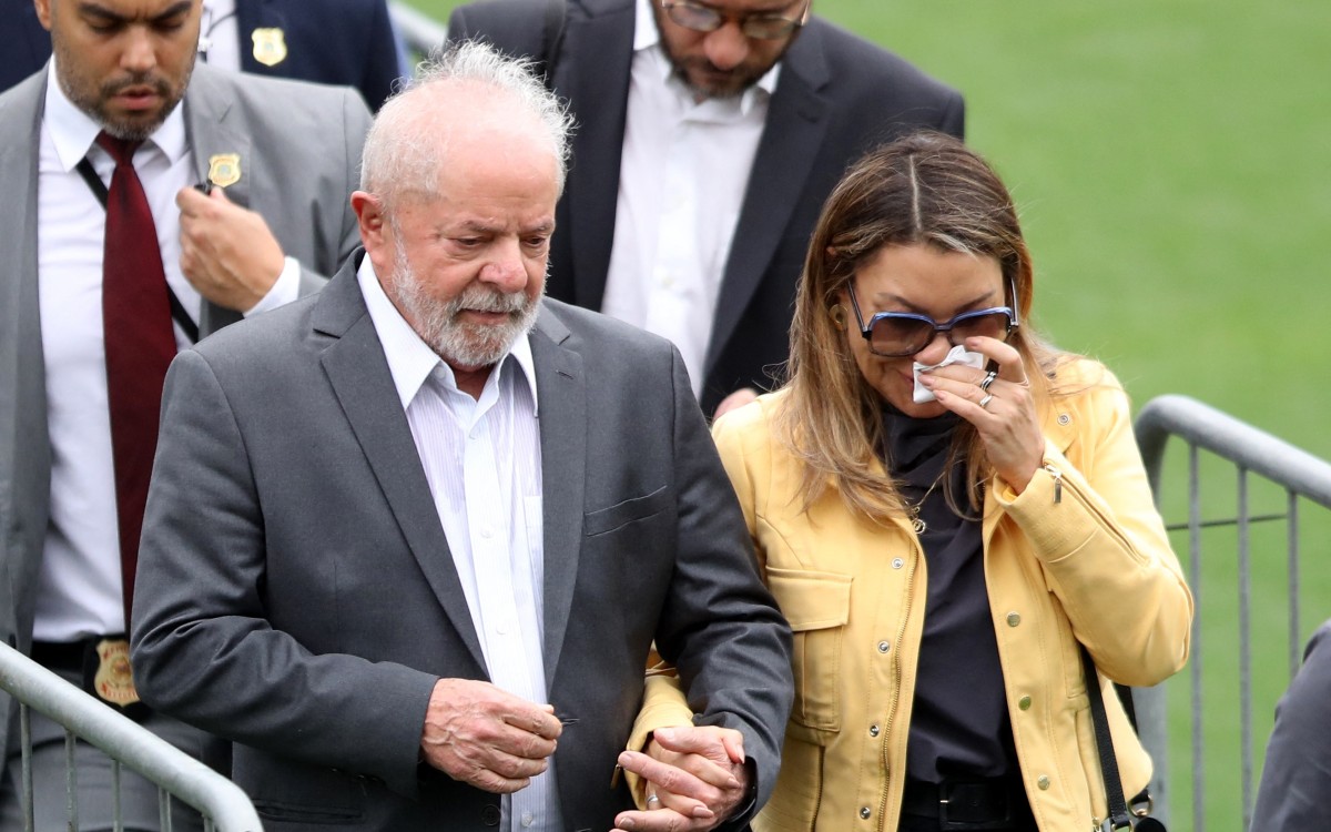 Lula da Silva rinde homenaje a Pelé en Santos