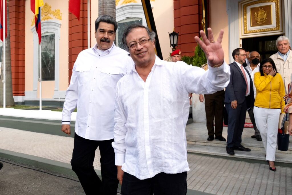 Maduro apoya a Petro en la búsqueda de un cese al fuego bilateral