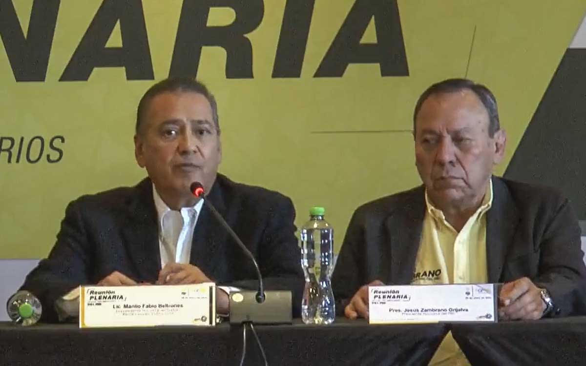 Manlio Fabio Beltrones reaparece en la plenaria del PRD; pide legislar sobre gobiernos de coalición
